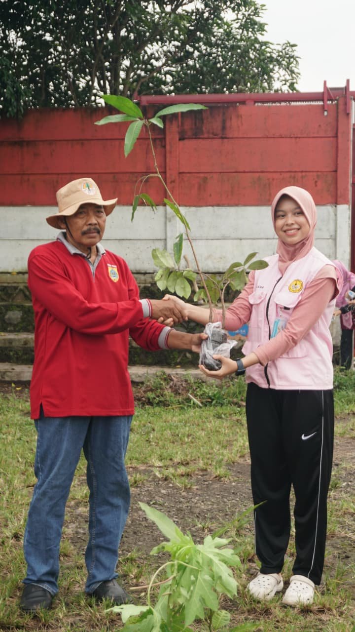 Penanaman pohon memperingati hut pemalang