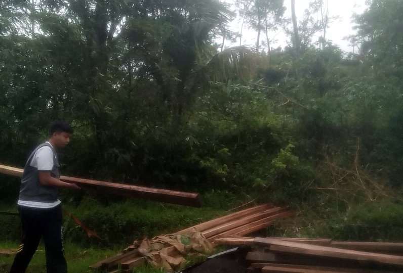 membantu pengerjaan kandang bumdes