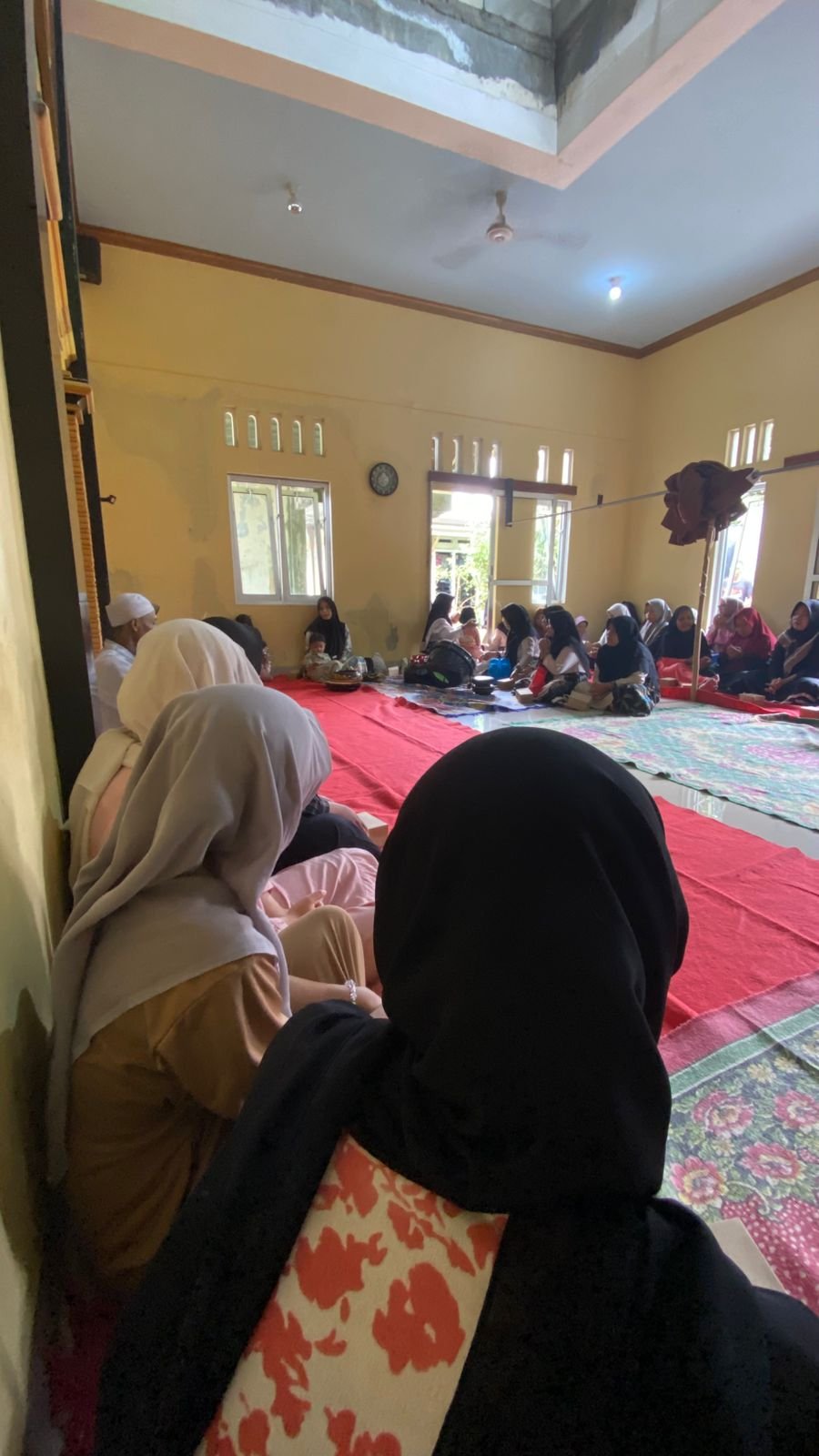 Menghadiri Tahlil dan Kajian Jumat Kliwon