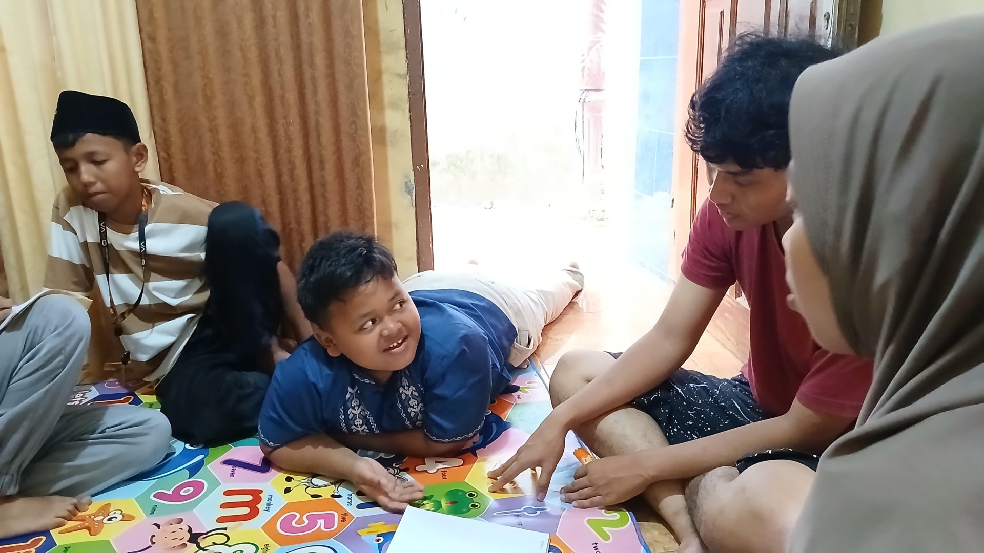 Kelas cerdas bersama siswa-siswi SDN 02 Karangbawang kelas 4, 5, dan 6