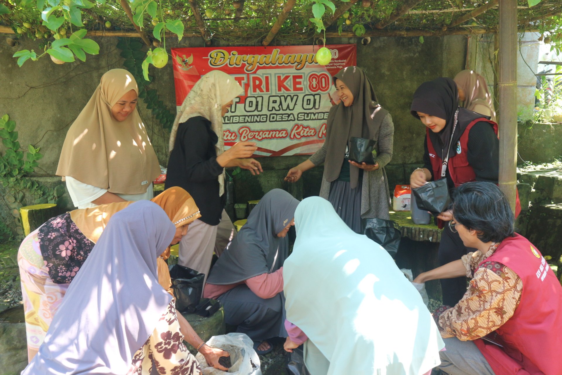 MELAKSANAKAN PROKER LINGKUNGAN SOSIALISASI PESTISIDA NABATI