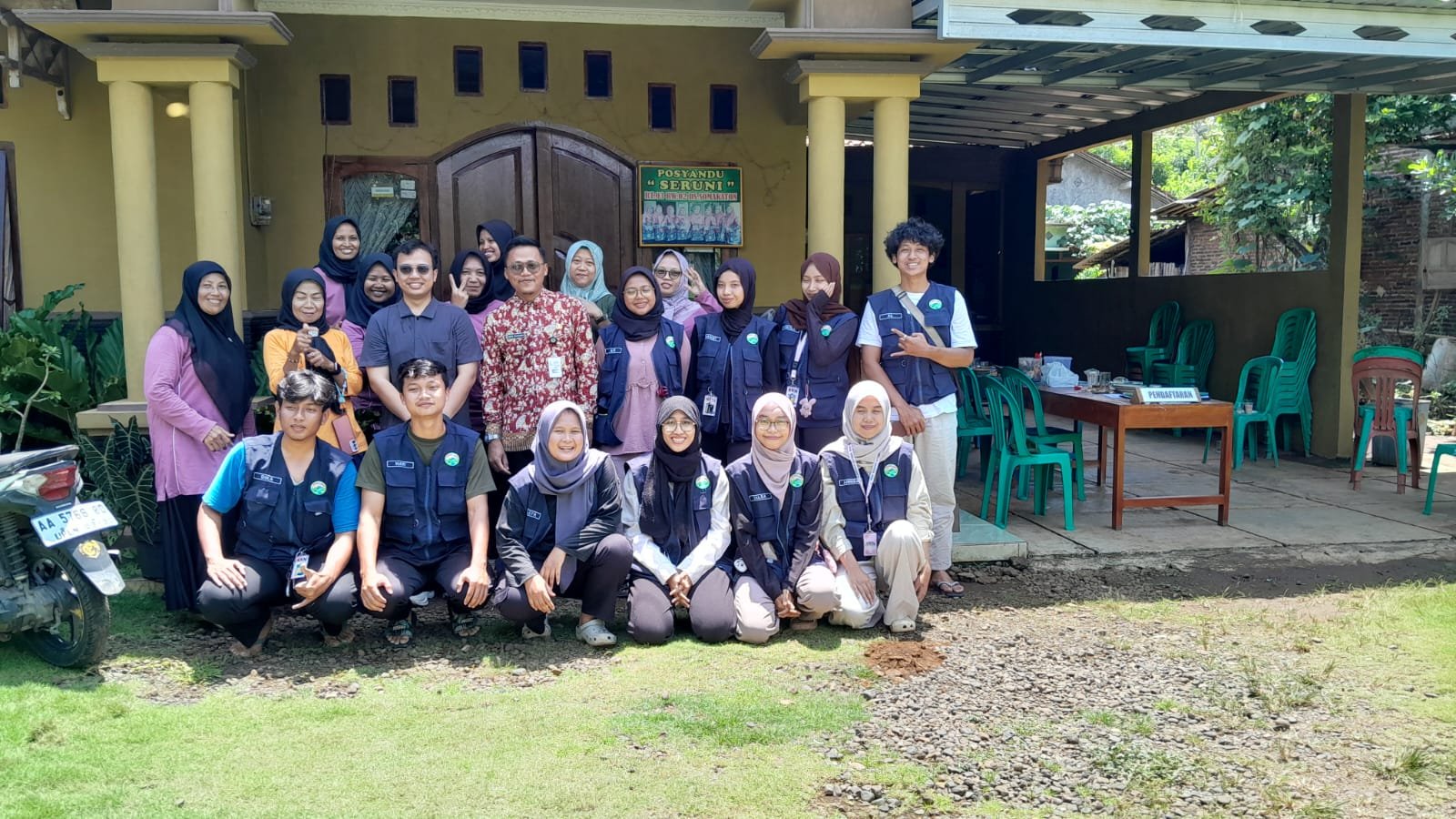 Membantu Kegiatan Posyandu