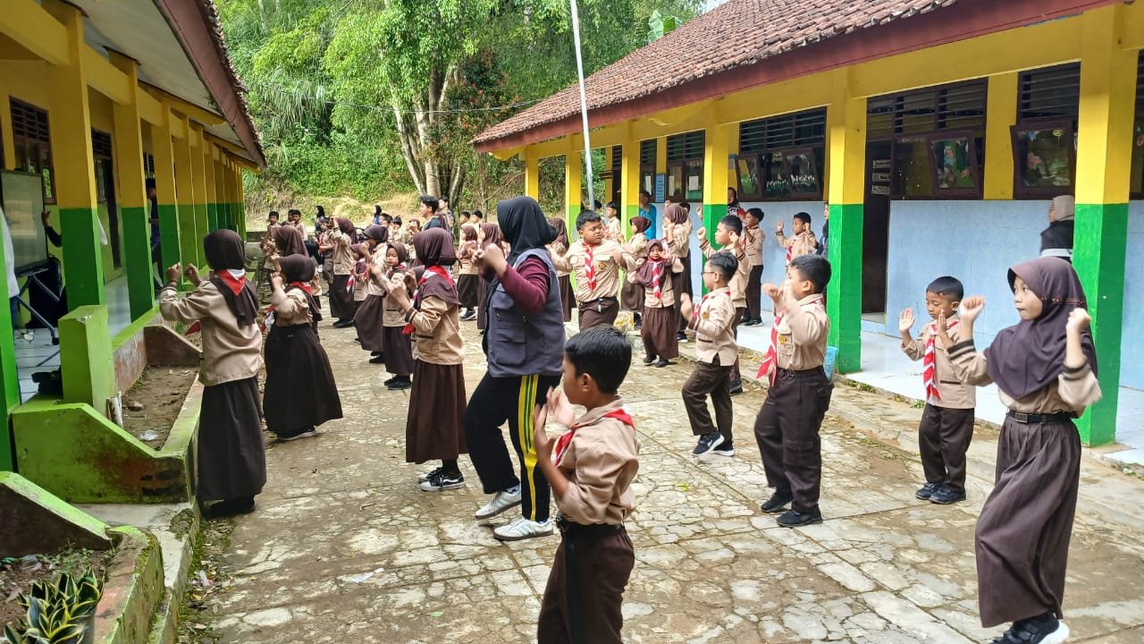 Senam Di SD N 02 Karangbawang