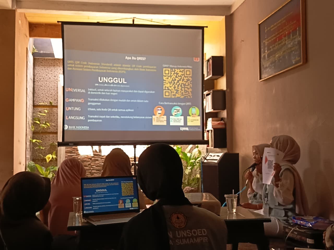 Mahasiswa KKN Desa Sumampir Periode Jan-Feb 2026 membantu bidang ekonomi dalam proker Sosialisasi dan Pembuatan QRIS.