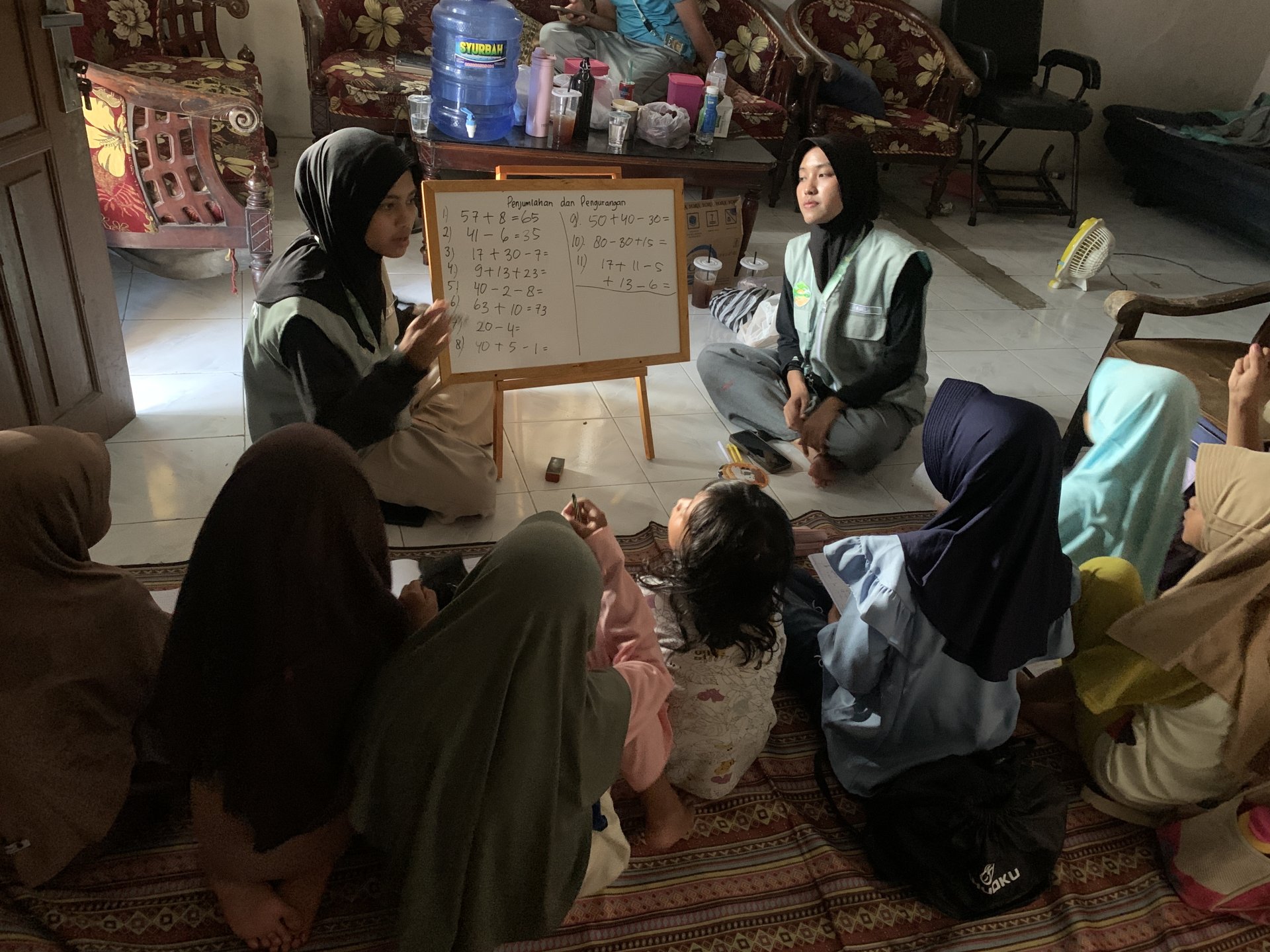 Mahasiswa KKN Desa Sumampir Periode Jan-Feb 2026 membantu bidang pendidikan dalam proker bimbingan belajar.