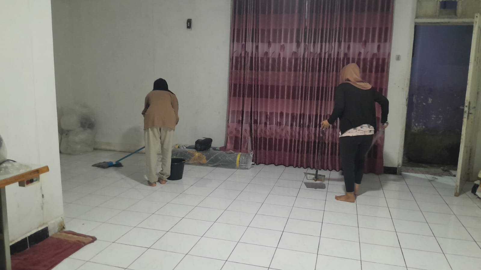 Mahasiswa KKN Desa Sumampir Periode Jan-Feb 2026. melaksanakan jadwal piket bersih-bersih posko.