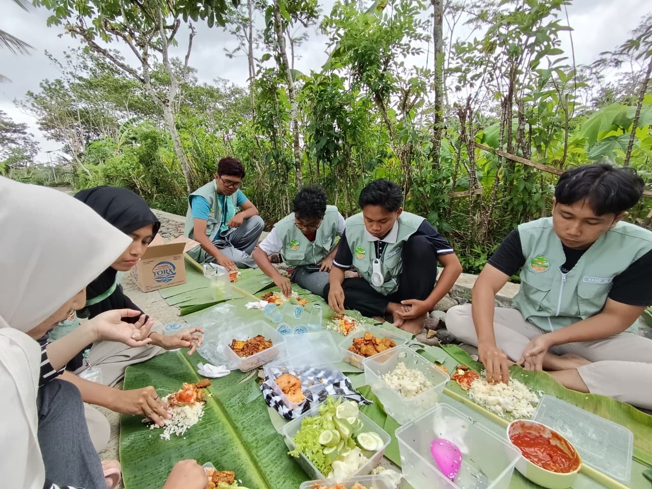 Pengecatan bangunan makam Desa Sumampir