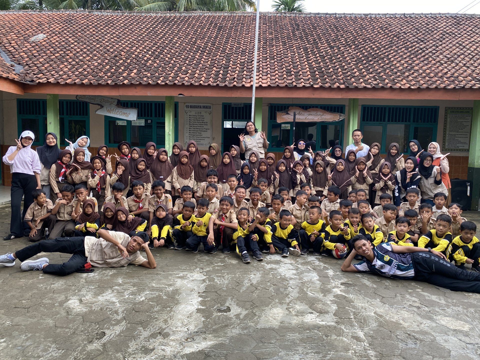 KKN Unsoed di desa Gumelem Kulon melakukan senam bersama di SD N 1 Gumelem Kulon