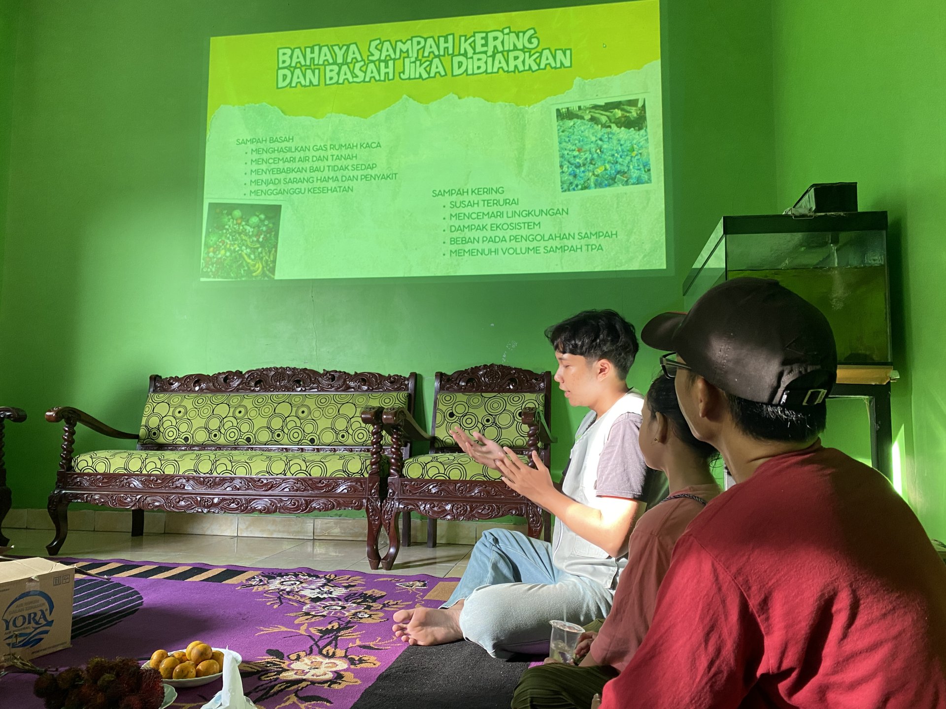 Membantu mengecat bangunan desa dan sosialisasi pemilahan sampah