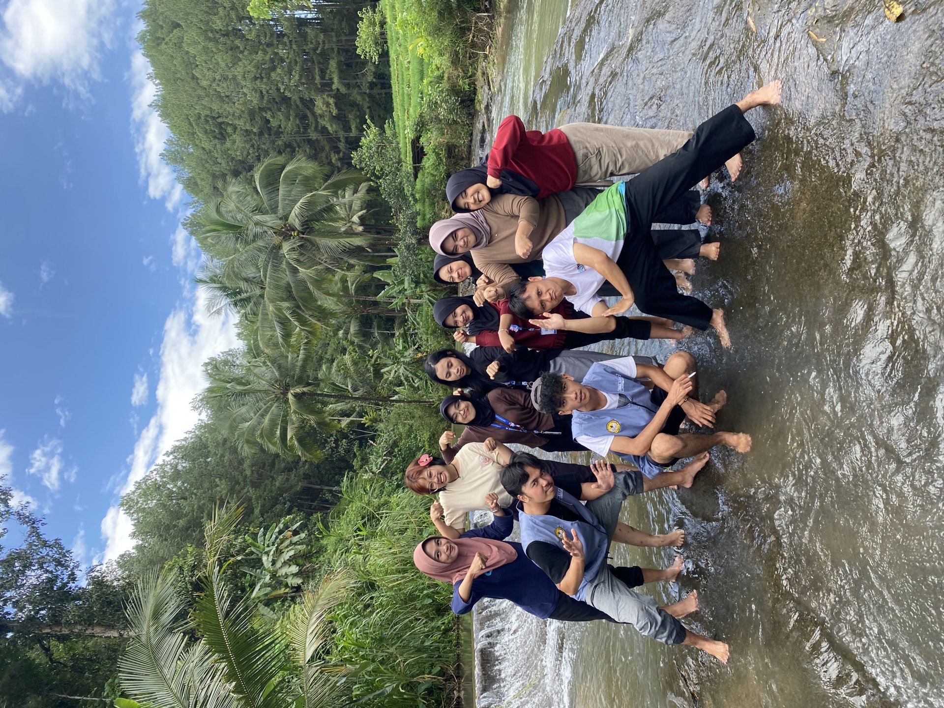Pemberian Pakan Ikan di Kolam Kelompok Tani Dusun Binangun