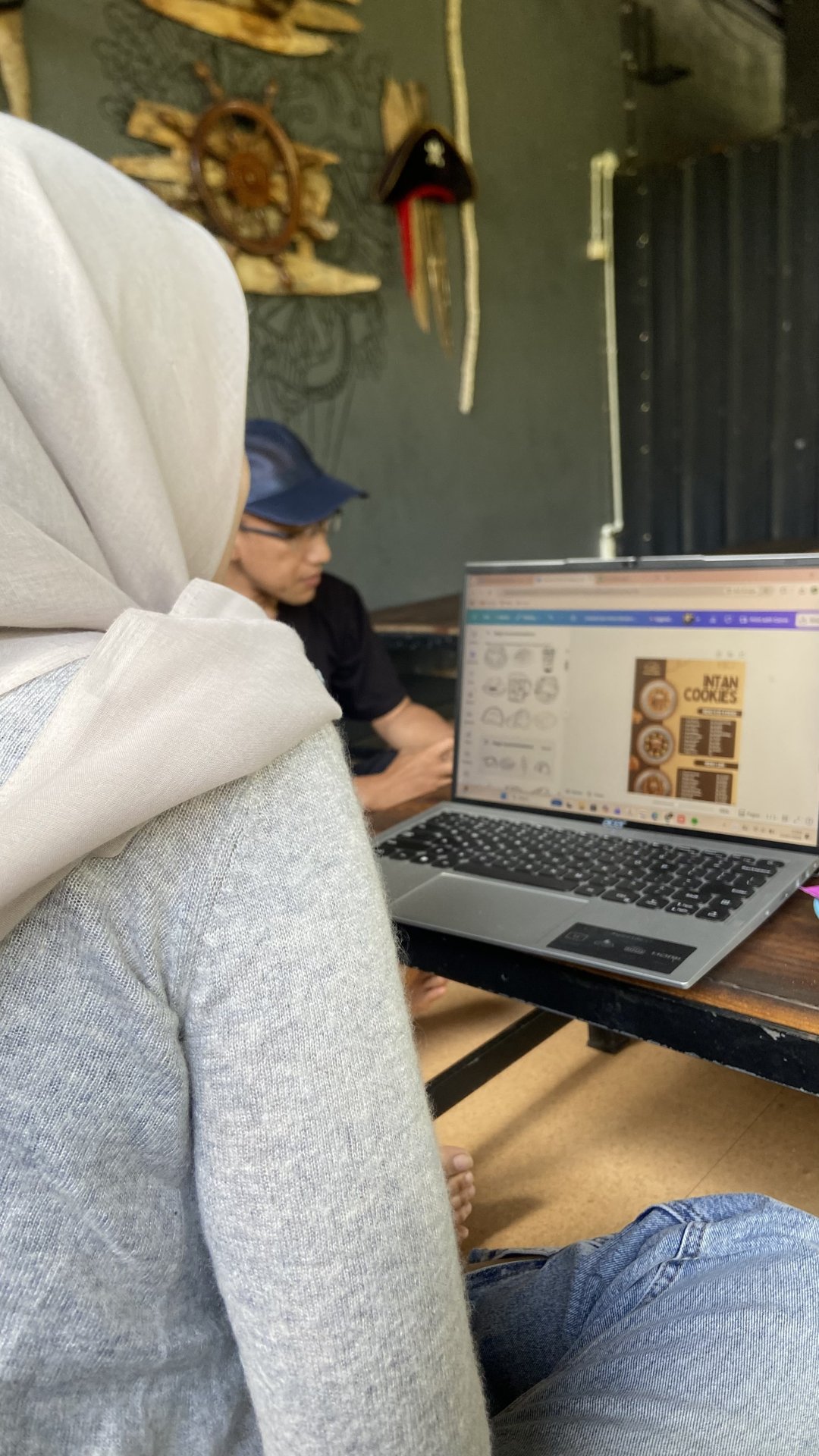 Membantu Pembuatan Pamflet untuk UMKM