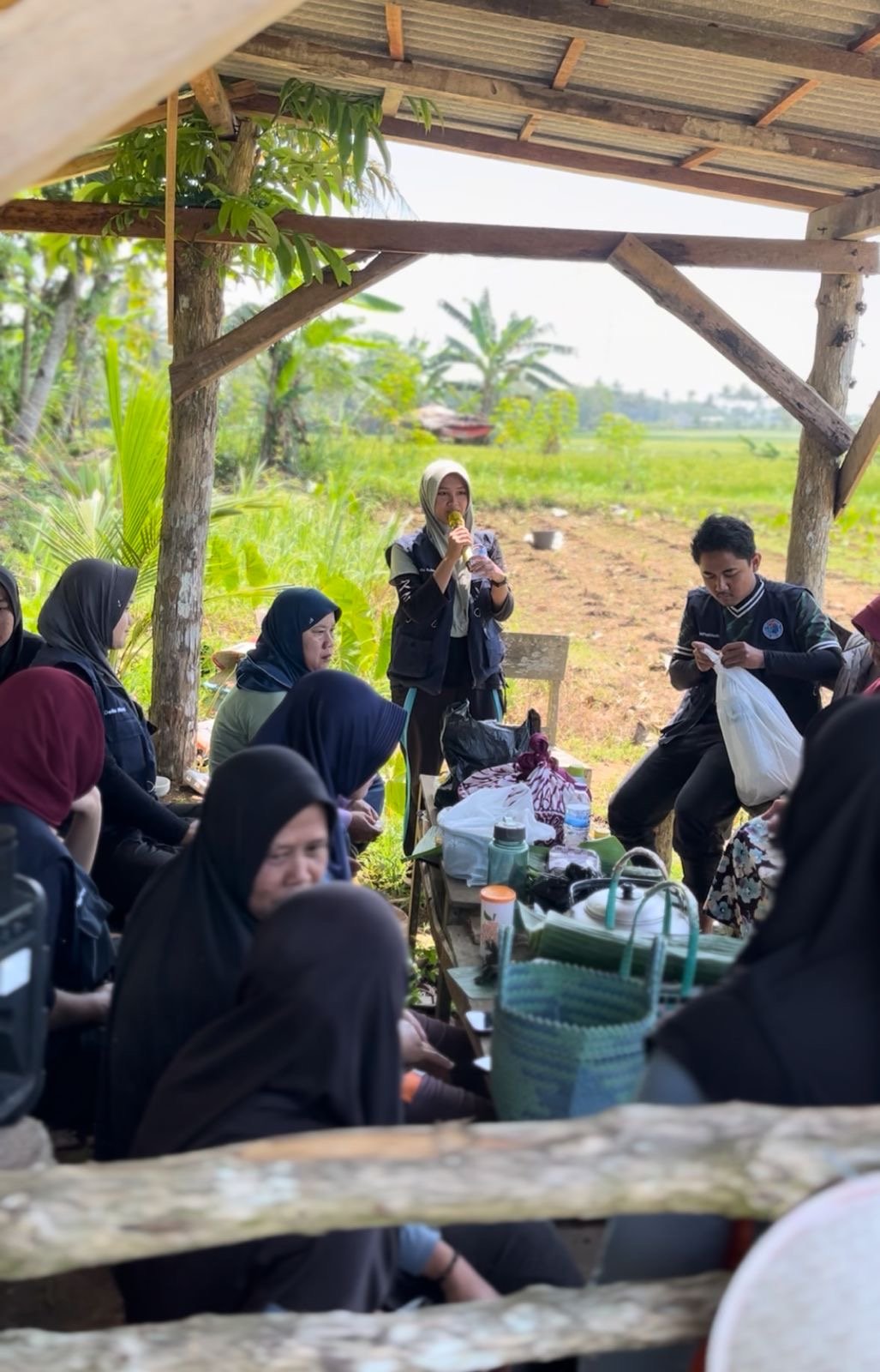 Sosialisasi Pembuatan Pupuk Organik Cair bersama KWT Desa Dondong