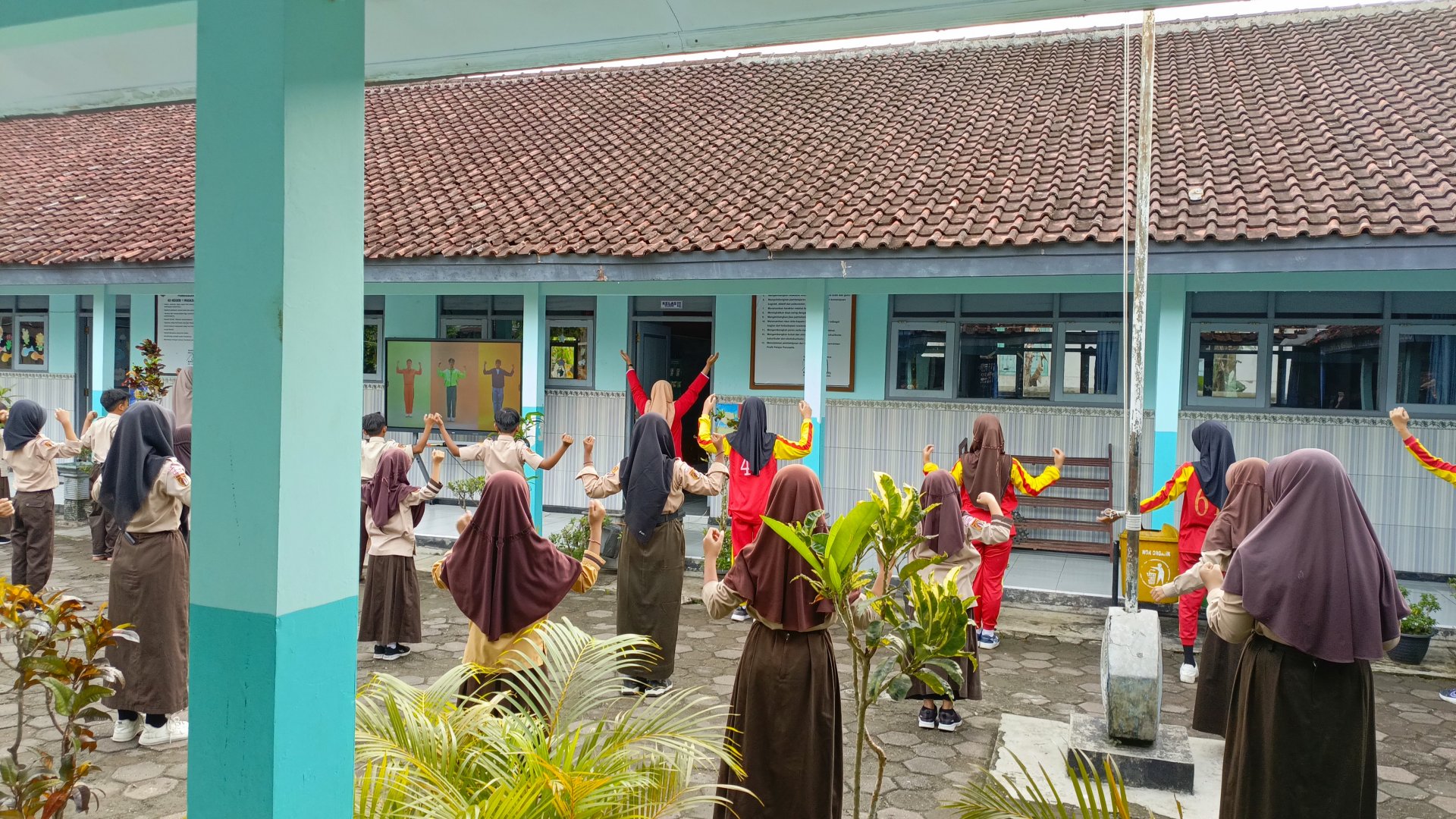 Senam Bersama SDN 01 Wadaslintang