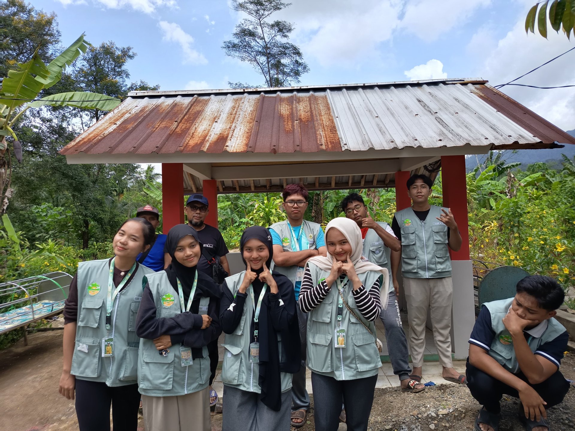 Pengecatan pos keranda pemakaman