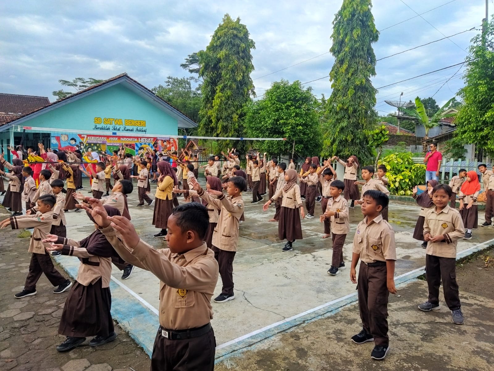 Senam Pagi Bersama di SDN 1 Wadaslintang