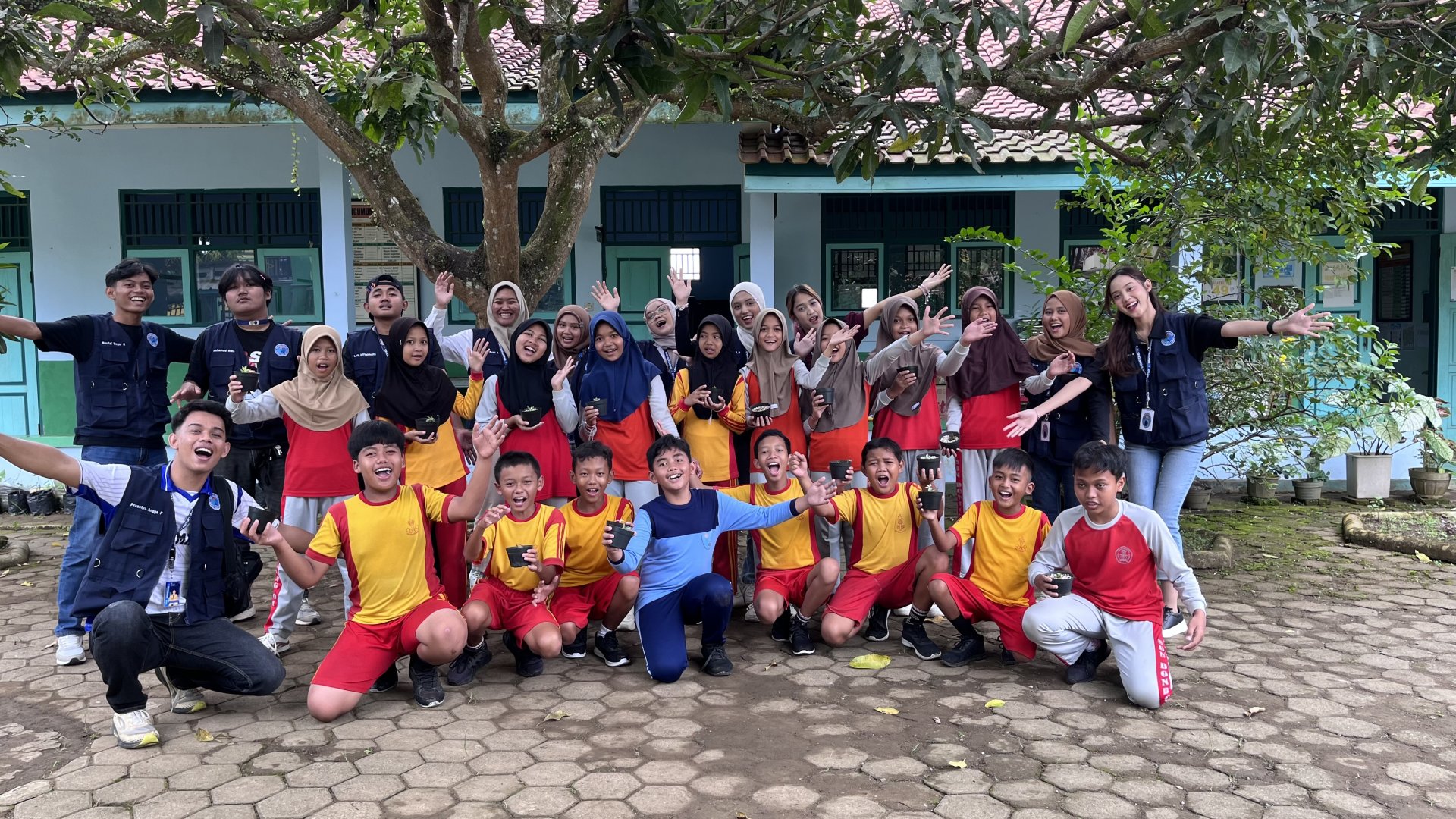 Sekolah alam dan Sosialisasi PHBS dan Penanaman Pohon Serentak