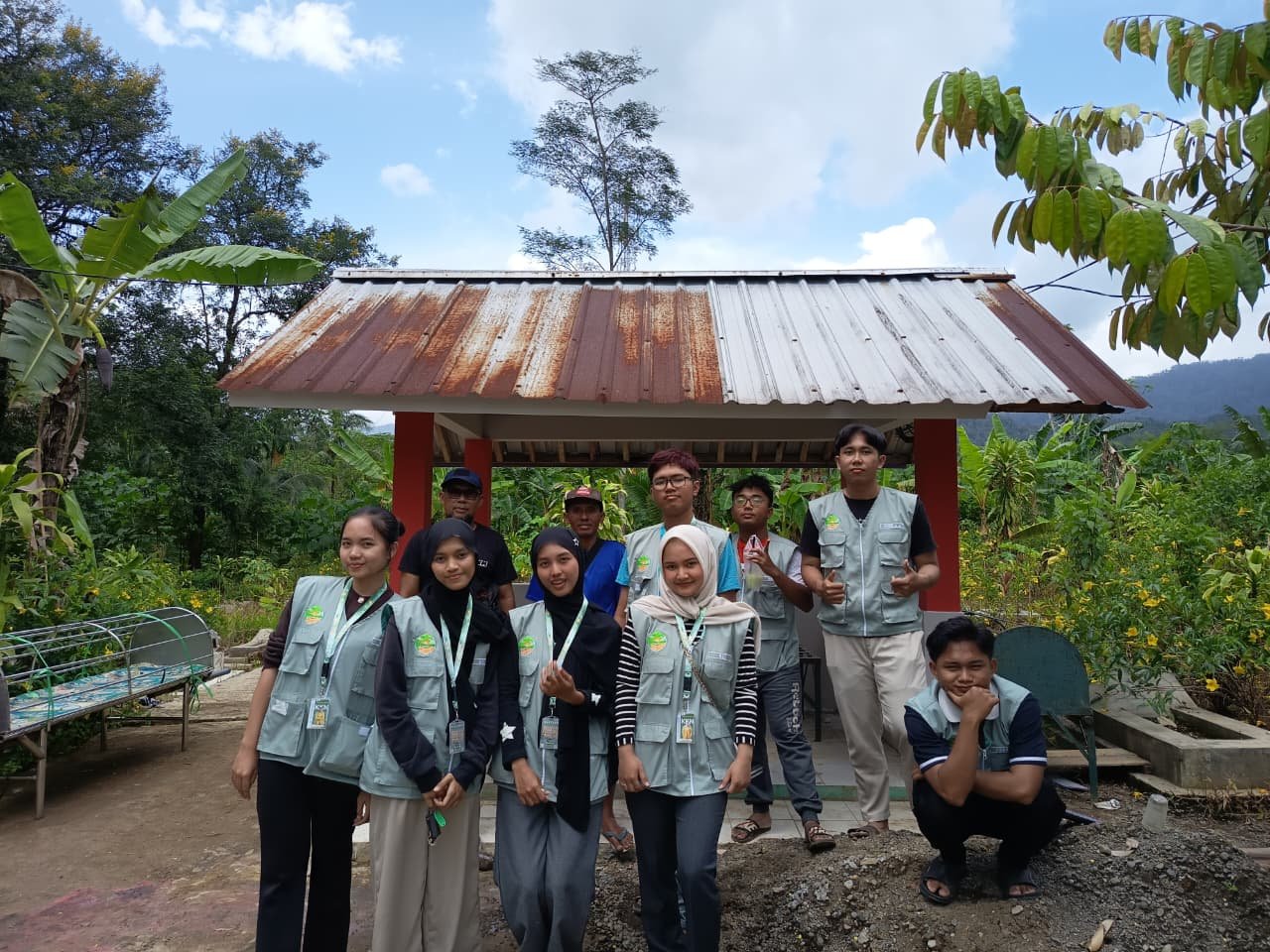 Membantu mengecat pos keranda