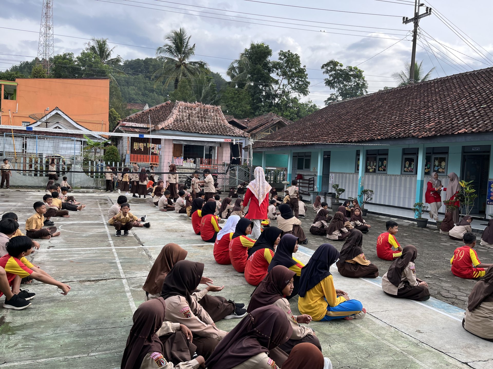 Pelaksanaan Senam Bersama di SDN 1 Wadaslintang, Sosialisasi Digital Marketing UMKM Mina Jaya, dan Silaturahmi ke Rumah Lurah Wadaslintang