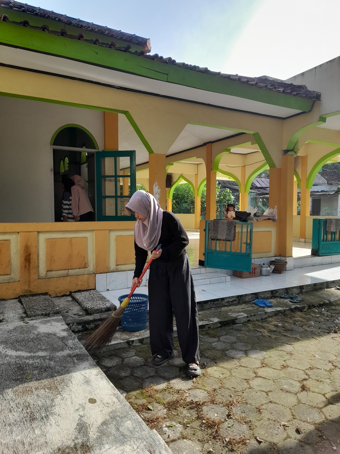 Kerja Bakti Membersihkan Masjid Al-Hidayah Rawawungu