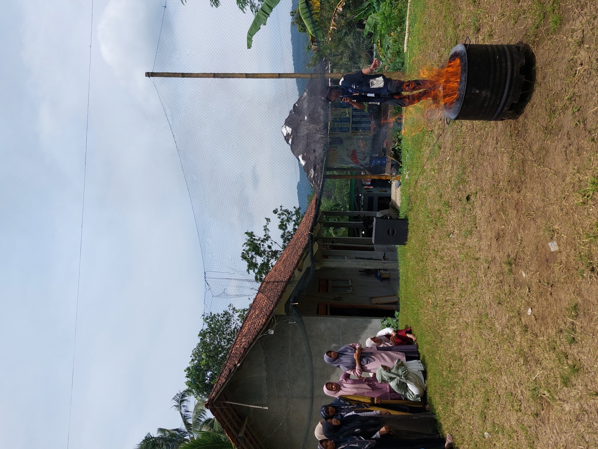 Sosialisasi penanaman bibit dan alat sampah minim asap (ASMA)