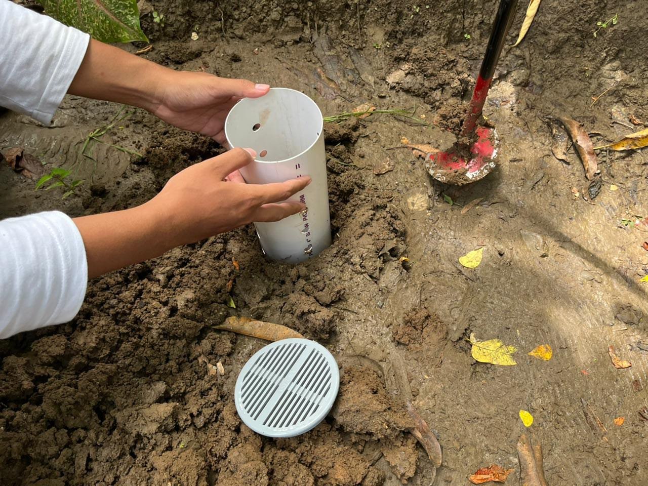 Pembuatan Lubang Resapan Biopori di Anggota KWT Dusun V dan Monitoring