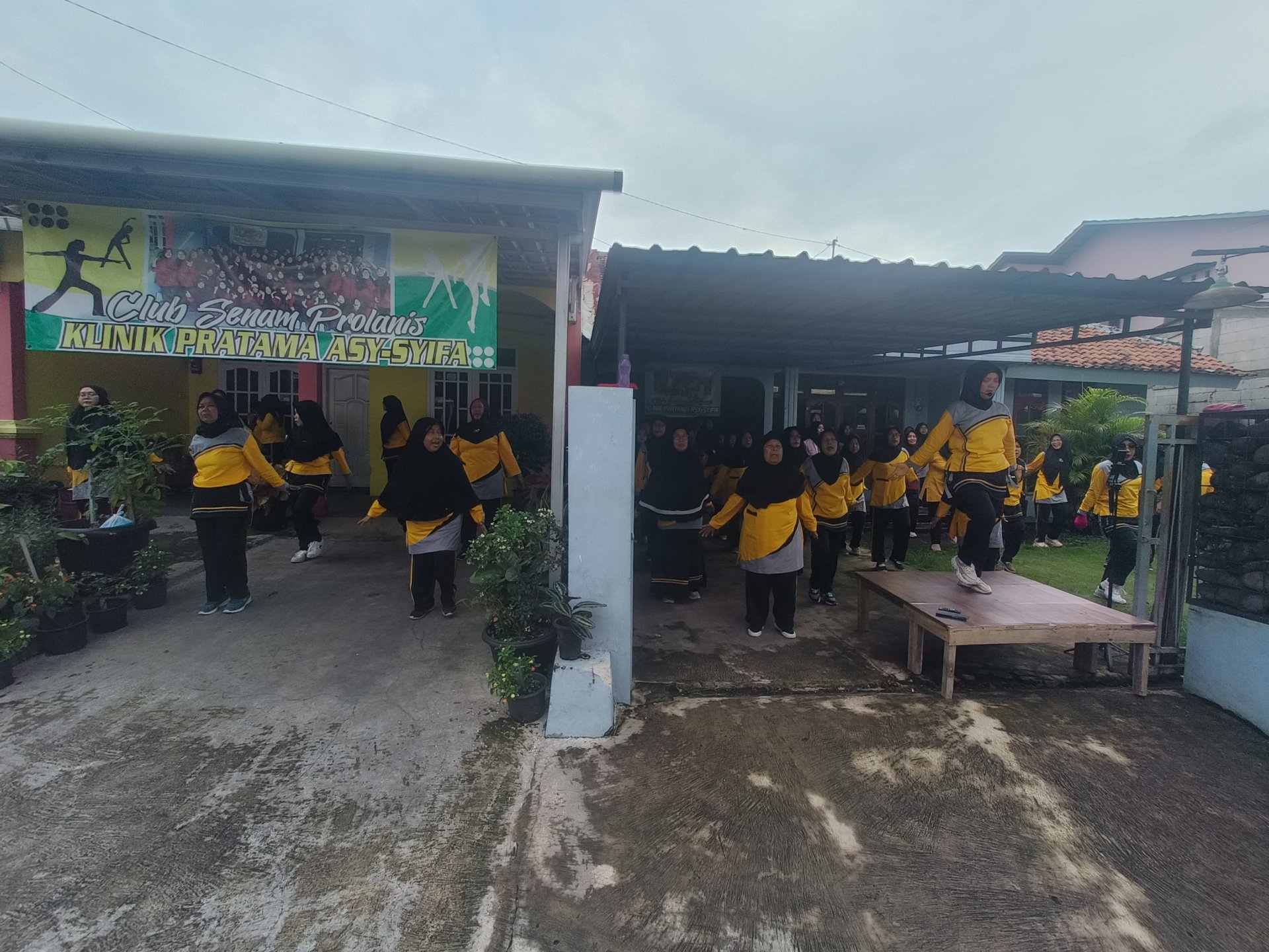 Hari ke 19 KKN Sikasur (Mengikuti acara senam lansia)