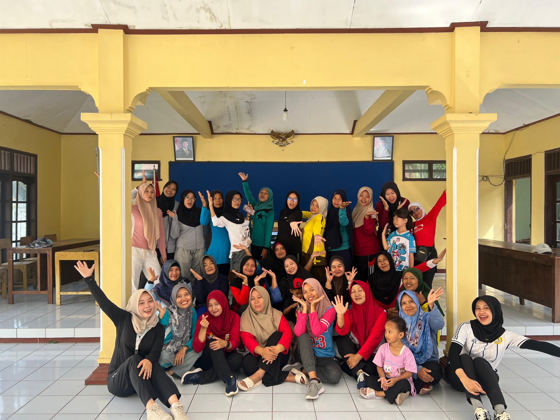 Senam pagi bersama ibu-ibu