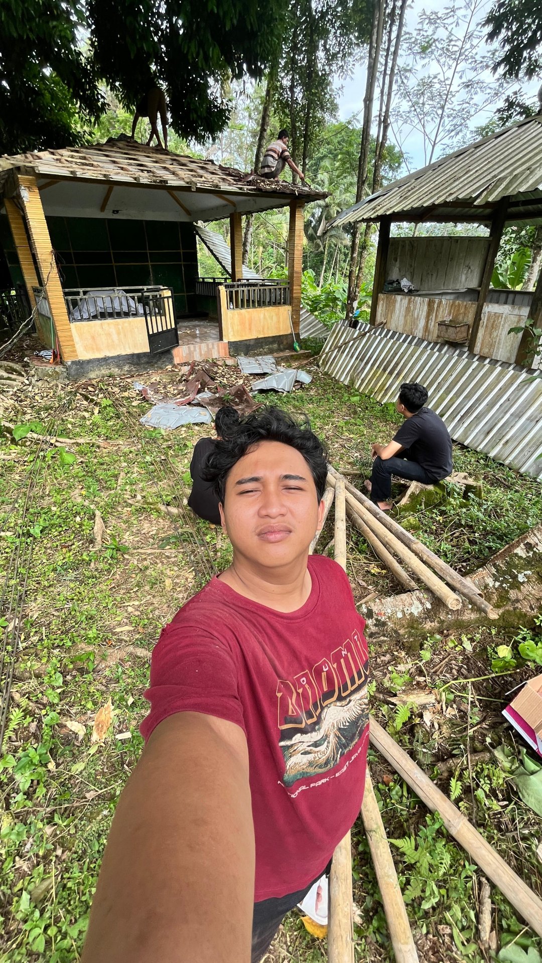 Kerja baktii merenovasi makam mbah besuki