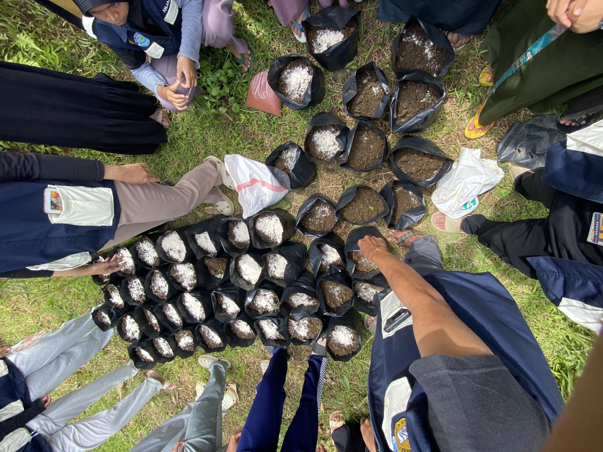 Sosialisasi Alat Sampah Minim Asap serta Penanaman Bibit Tanaman di Ponpes Nurul Huda Trimulyo