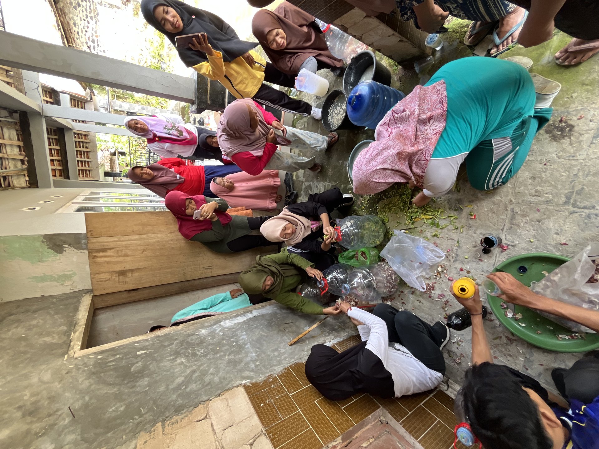 Pembuatan Pupuk Organik Cair dari Limbah Rumah Tangga