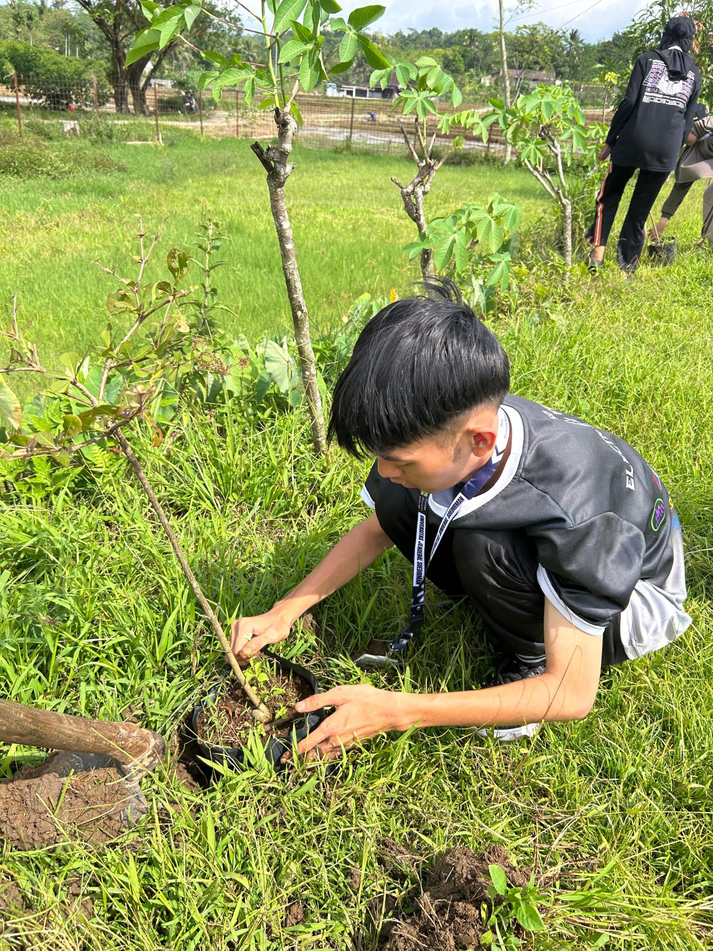 Penanaman Bibit Pohon Setelah Senam Pagi