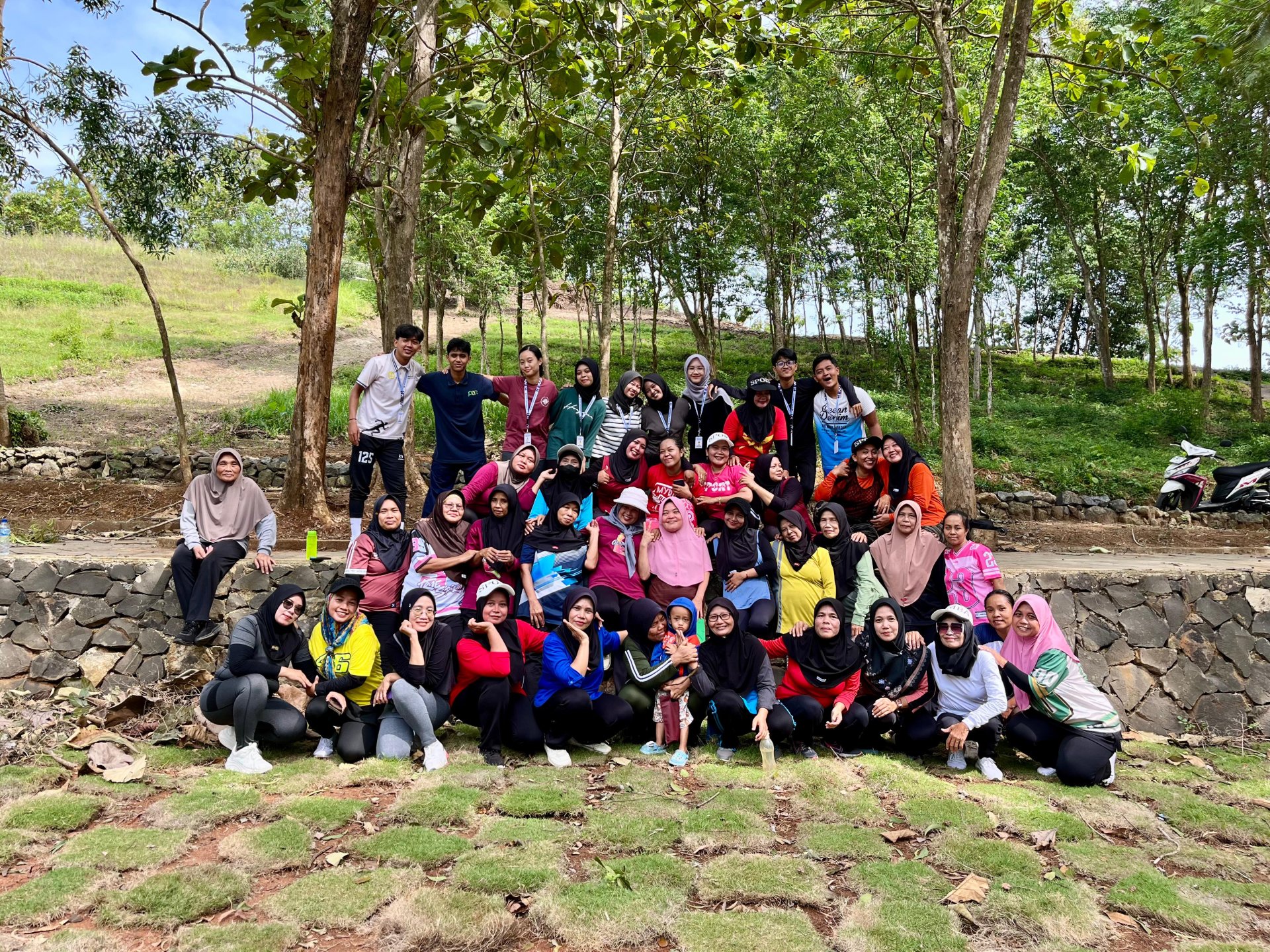 Kegiatan Hari Ke 19 | Bagian 1 : Senam Aerobik Bersama Ibu-ibu