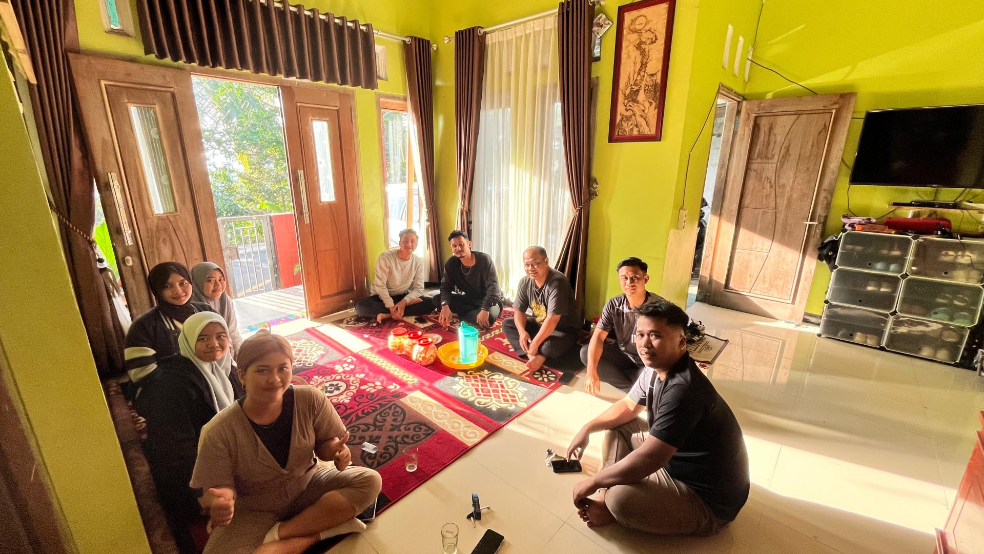 Kunjungan ke rumah ketua kepemudaan Dusun Sikapat bersama anggota kepemudaan