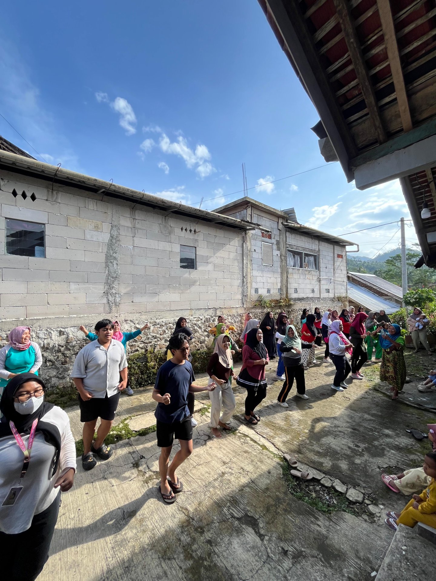 Senam pagi bersama ibu-ibu