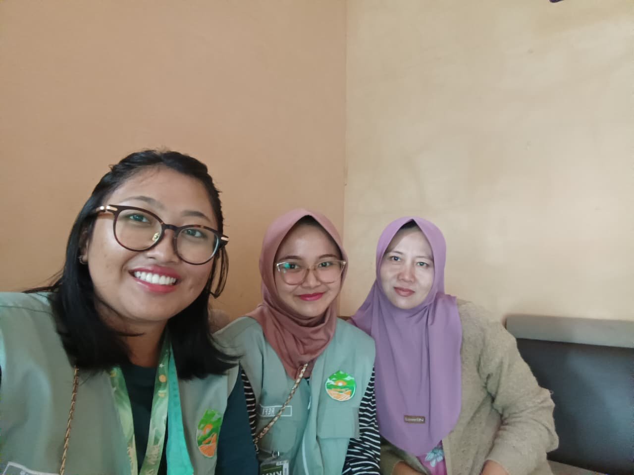 Mahasiswa KKN Desa Sumampir Periode Jan-Feb 2026 membantu bidang ekonomi dalam proker inventaris umkm sumampir.