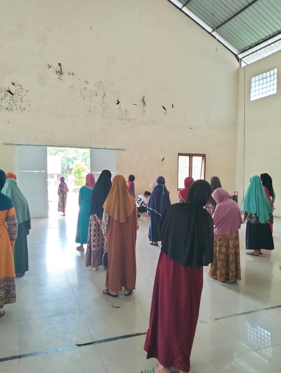 Perawatan Pekarangan dan Senam Bersama Lansia