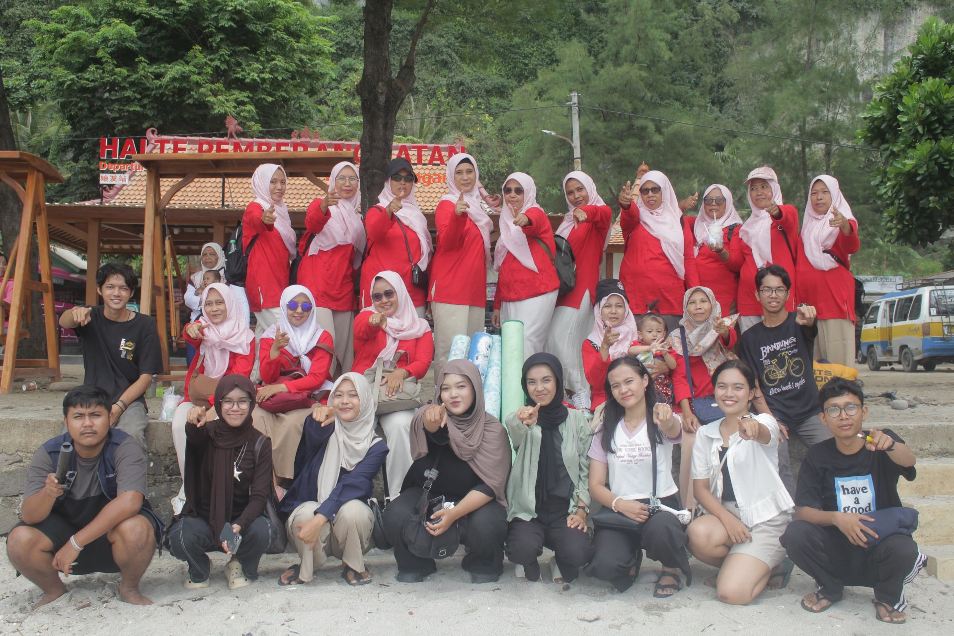 Hari Ke-Sembilan Belas: Berwisata Bersama Pengurus RW-4 Desa Plana ke Pantai Menganti