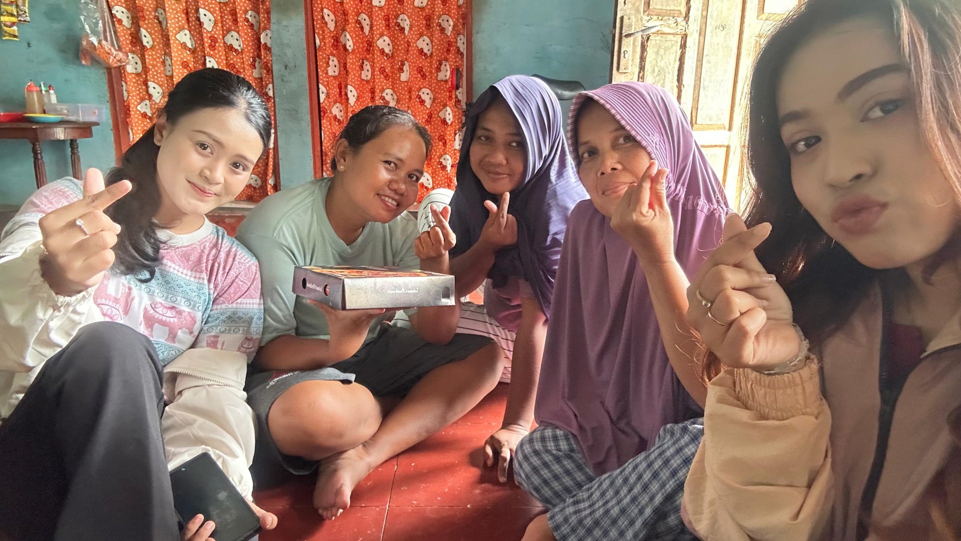 Berbaur dengan masyarakat