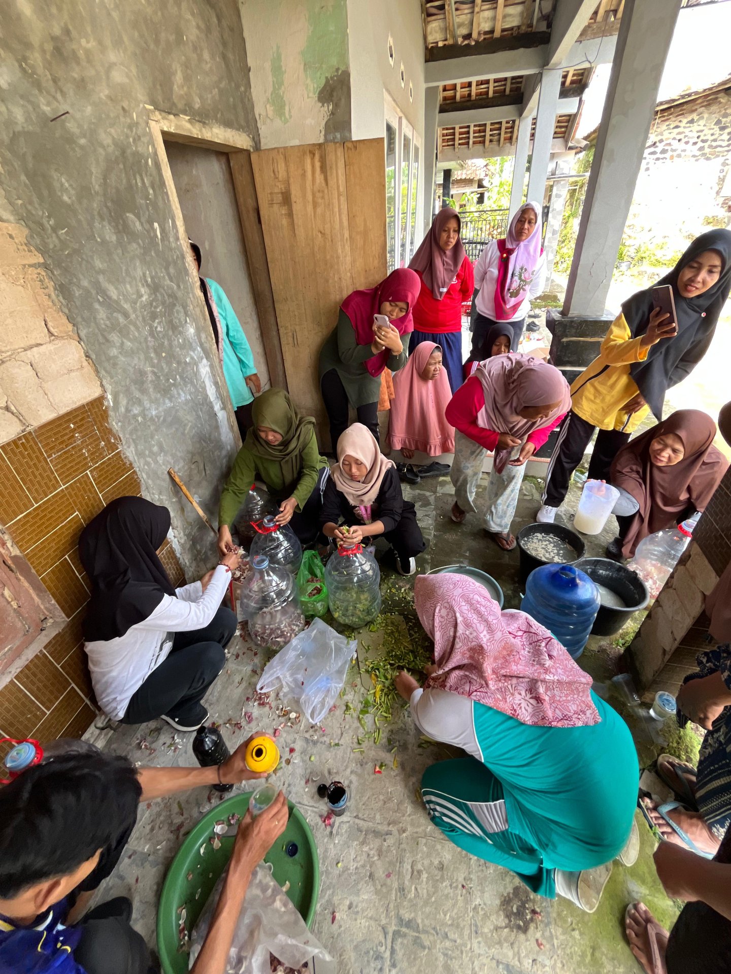 Pembuatan Pupuk Organik Cair (POC) dari Limbah Rumah Tangga
