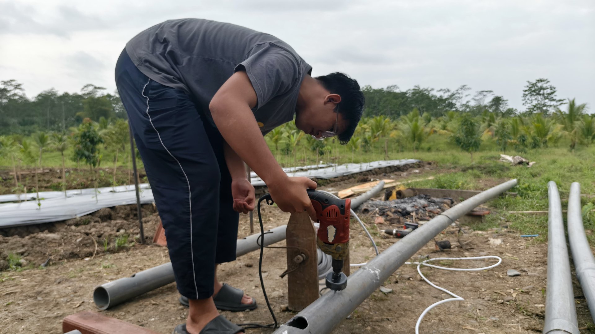 Pengeboran pipa paralon