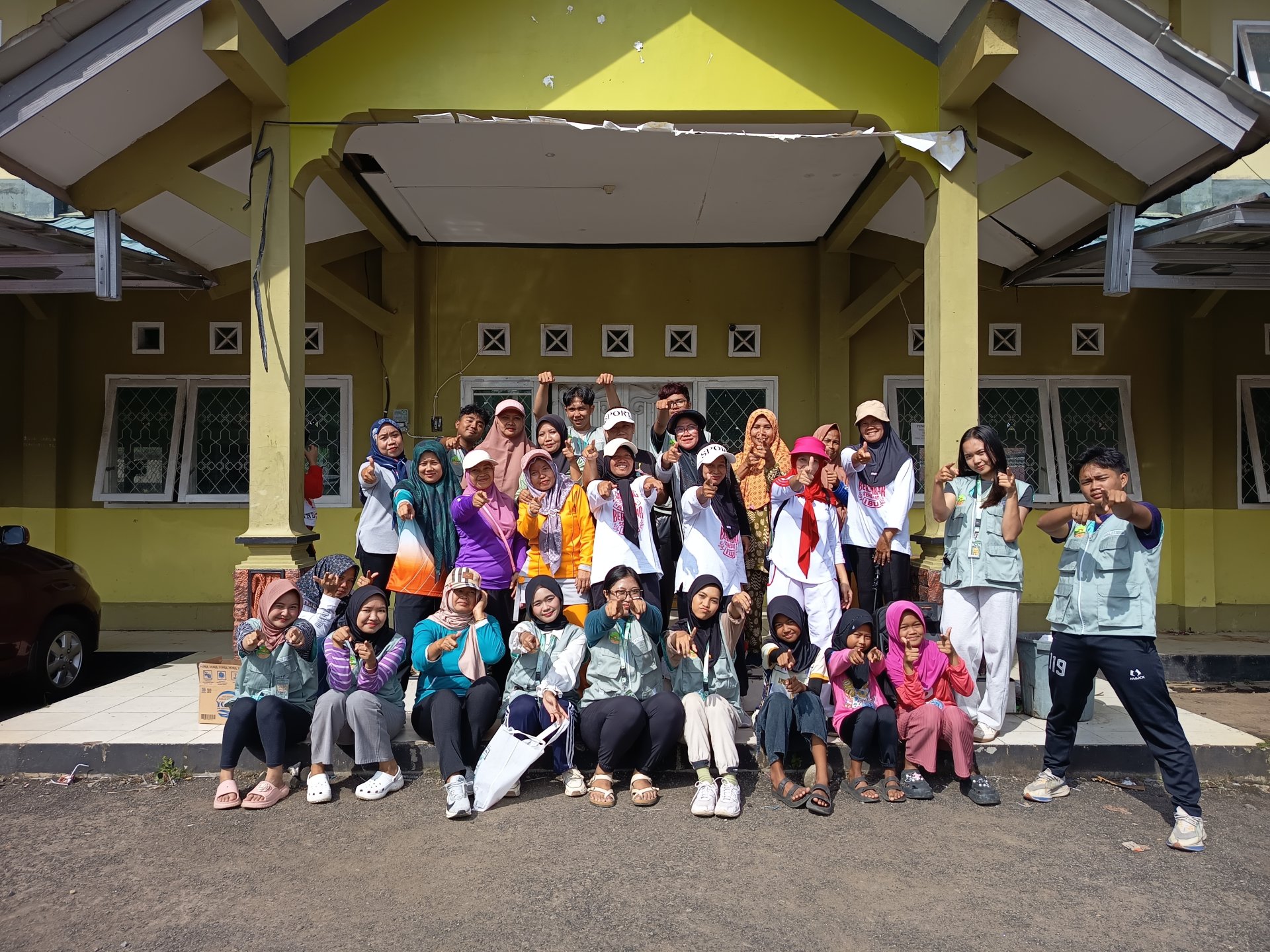 Mengikuti senam pagi