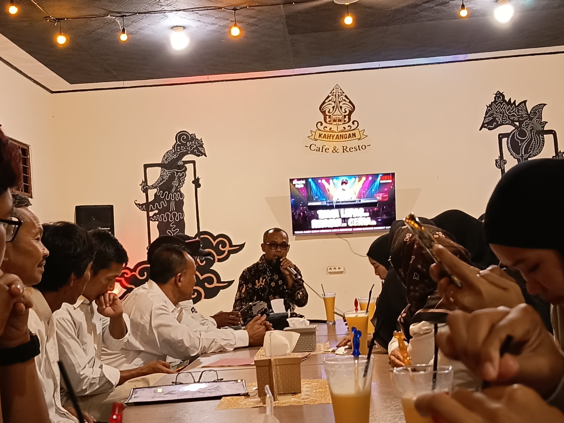 Mengikuti pemilihan ketua RW di Dusun I Desa Sumampir