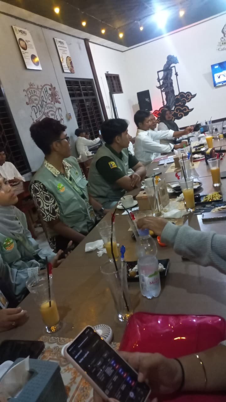 Mengikuti pemilihan RW