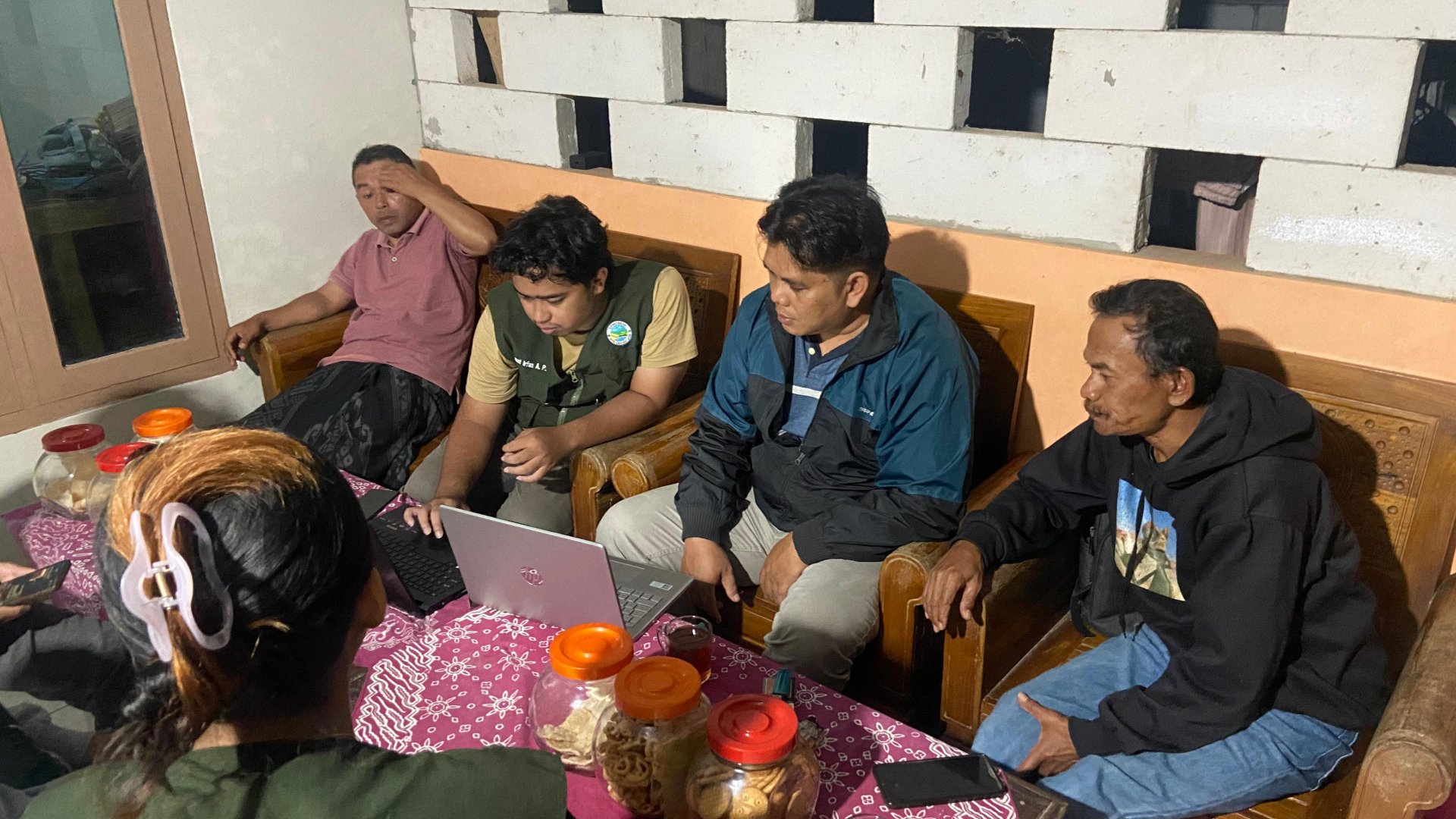 KKN Desa Somogede, Wadaslintang Kab. Wonosobo Melakukan Diskusi Kelanjutan Pengembangan Website Inventaris BUMDes