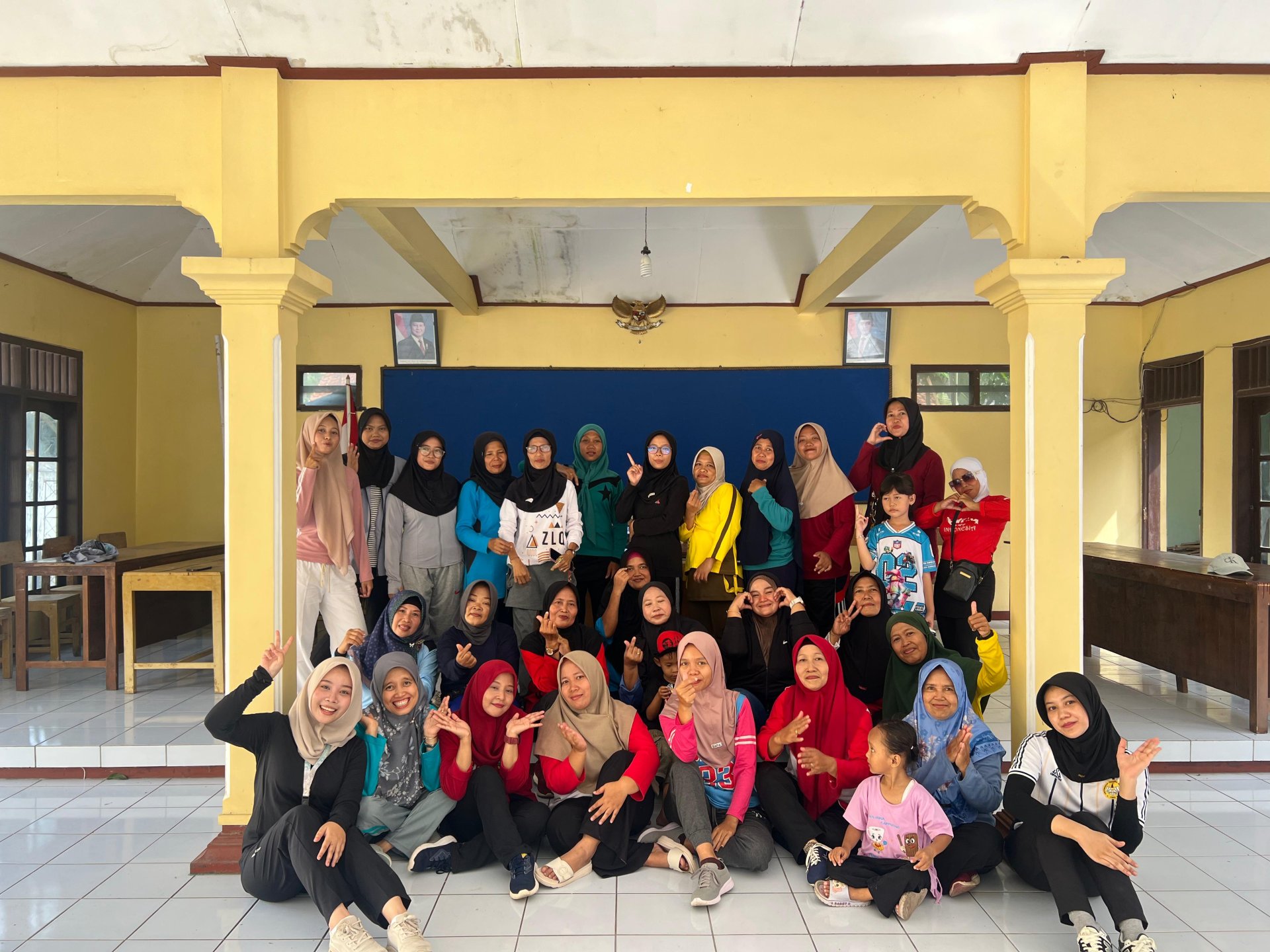 senam pagi bersama ibu ibu jatimulyo di balai desa