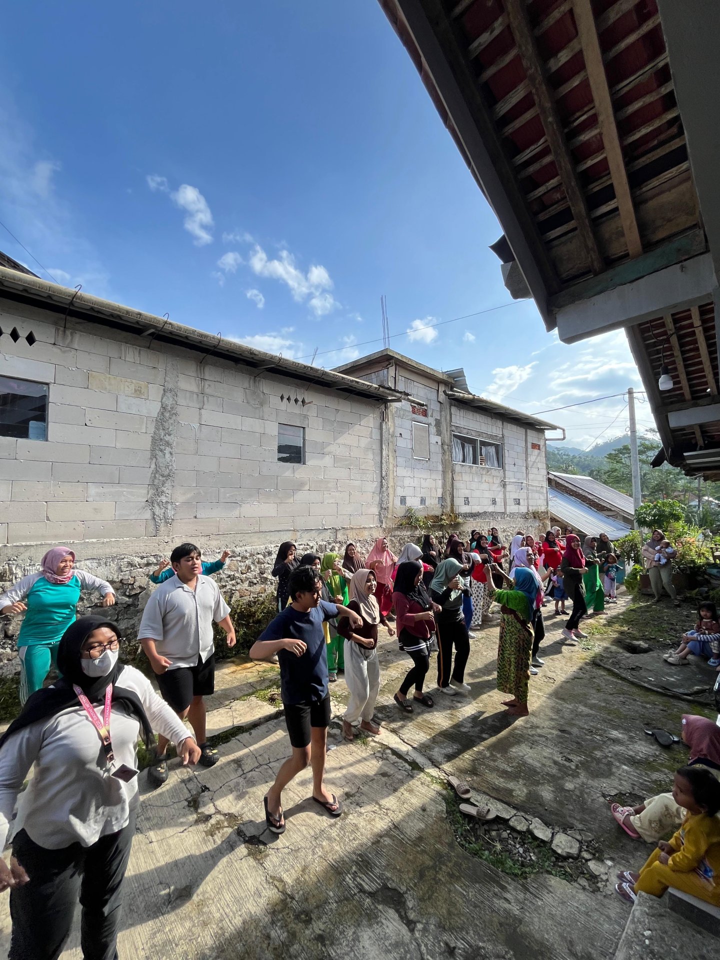 1. Kegiatan Senam Pagi Bersama Ibu-Ibu