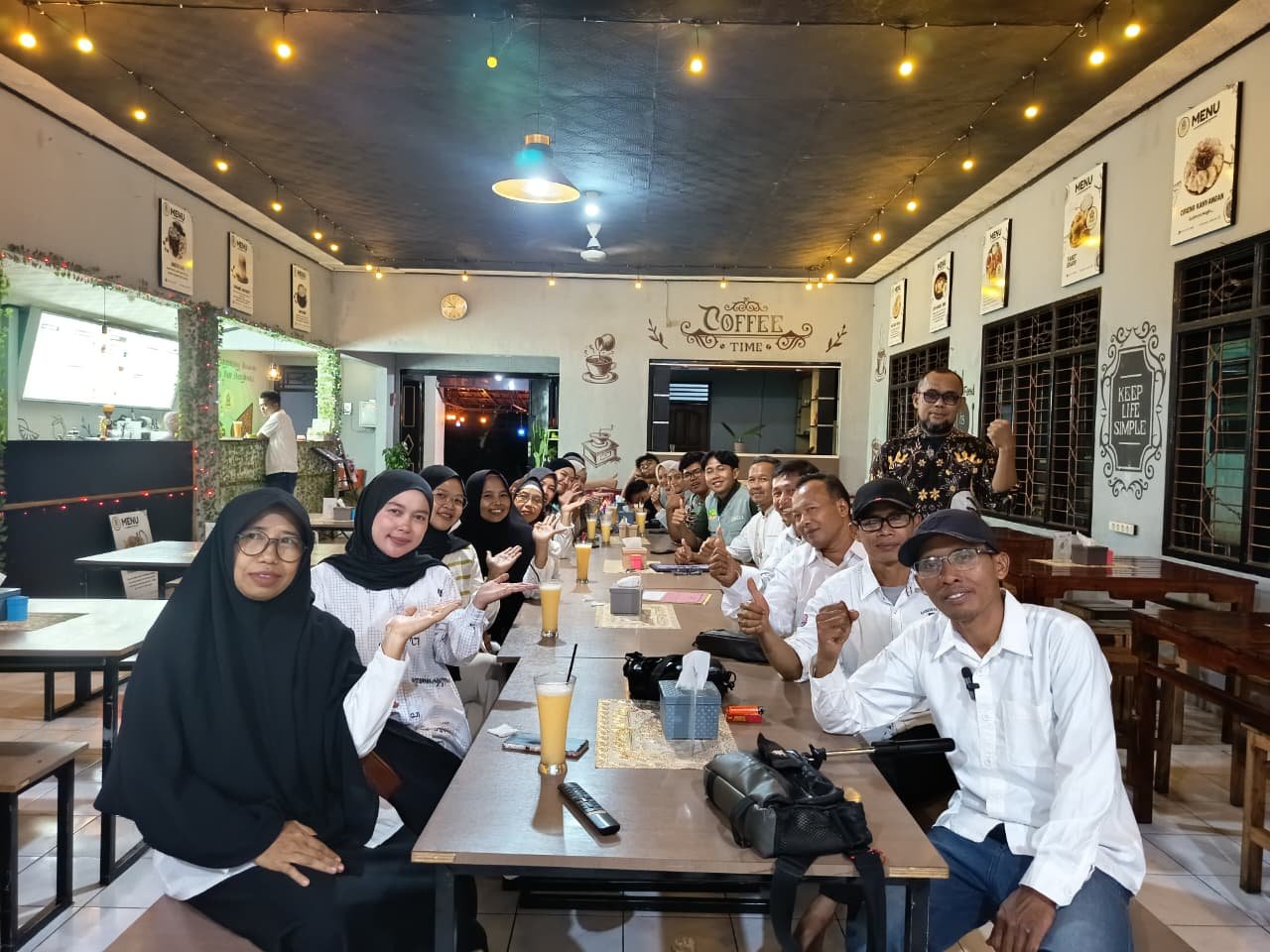 Mahasiswa KKN Desa Sumampir Periode Jan-Feb 2026 mengikuti rapat bersama perangkat desa tentang pemilihan RW.