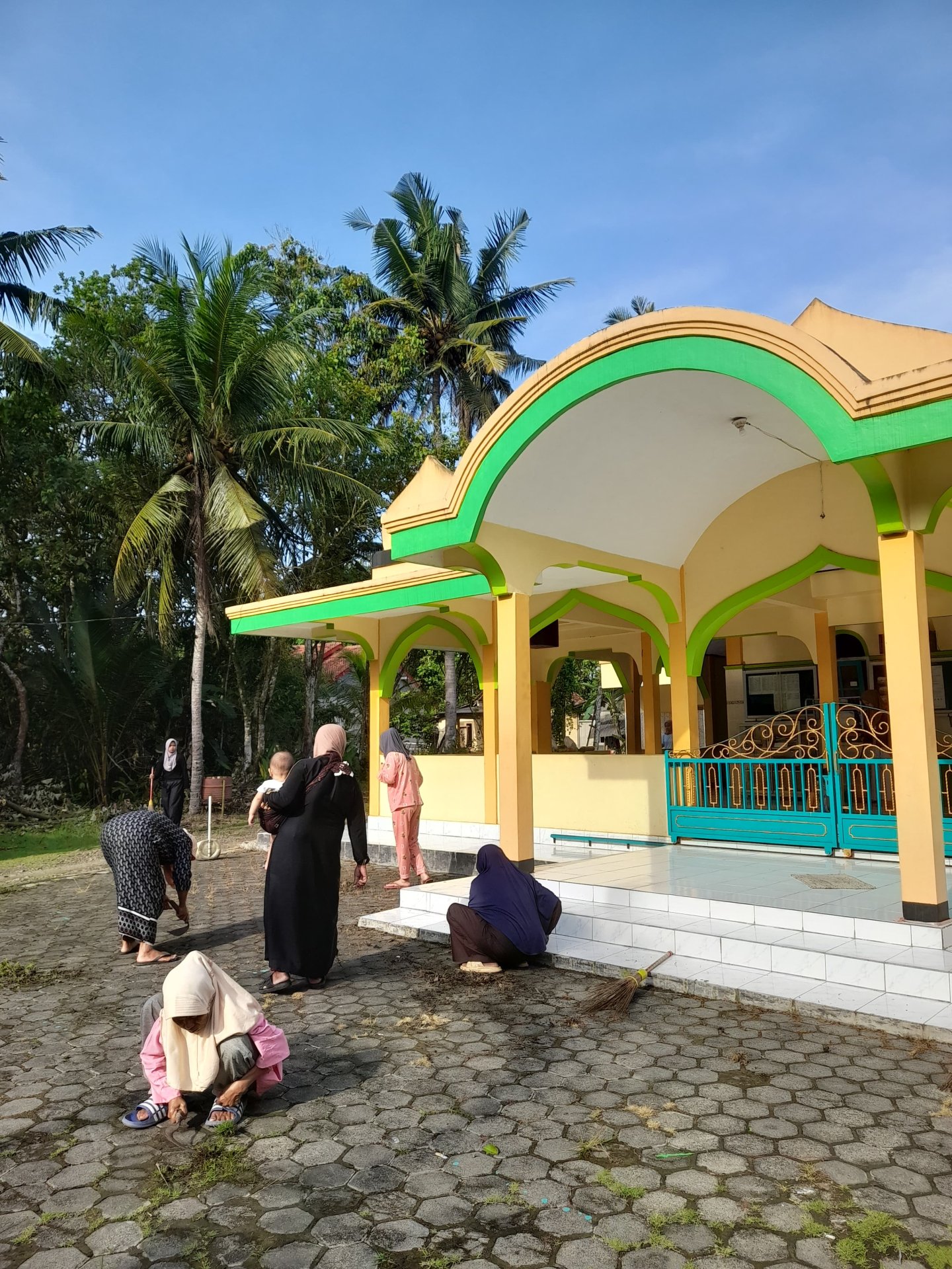 Gotong Royong Membersihkan Masjid