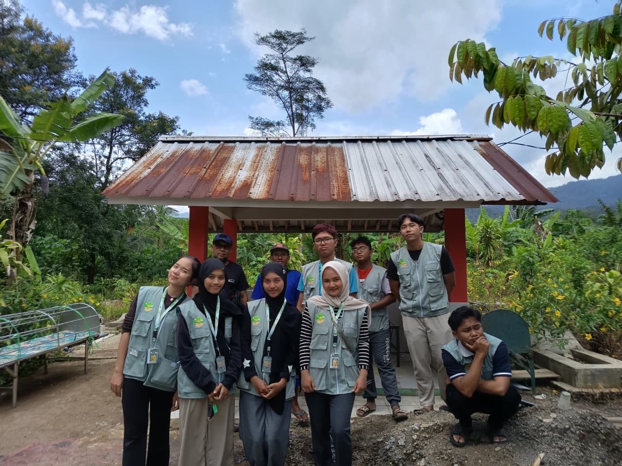 Mengecat bangunan desa