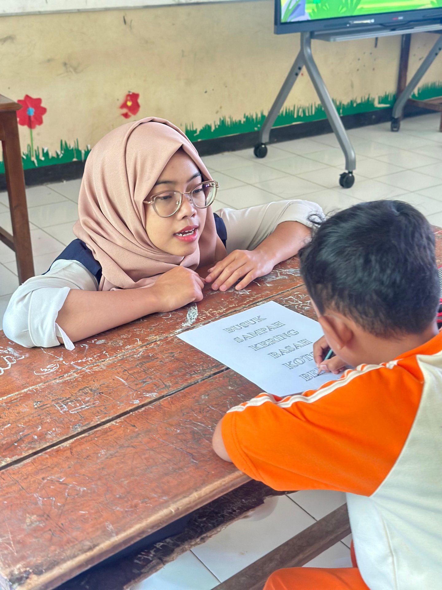 pemilahan sampah organik dan anorganik di sdn 2 kalikesur